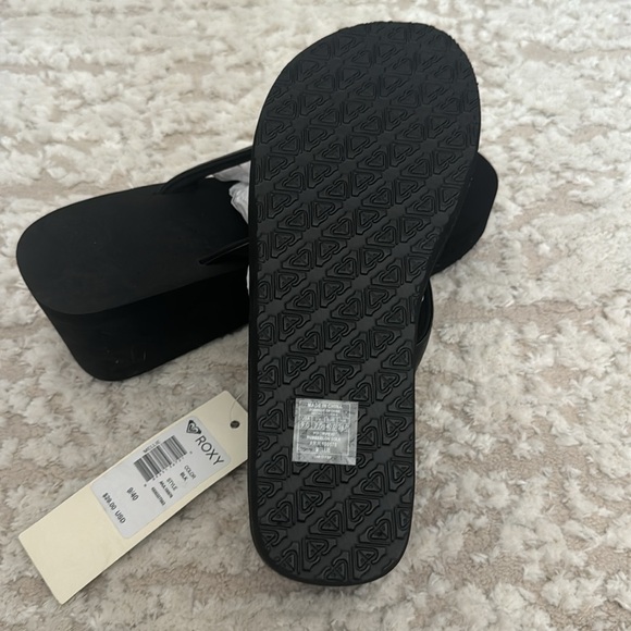 Roxy - Picture 3 of 5